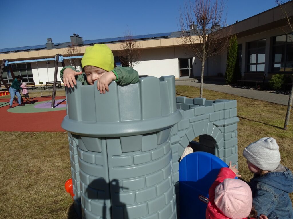 Dzieci bawią się w zamku