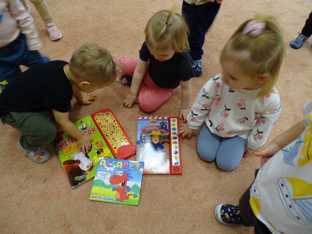 Dzieci czytają książkę o farmie