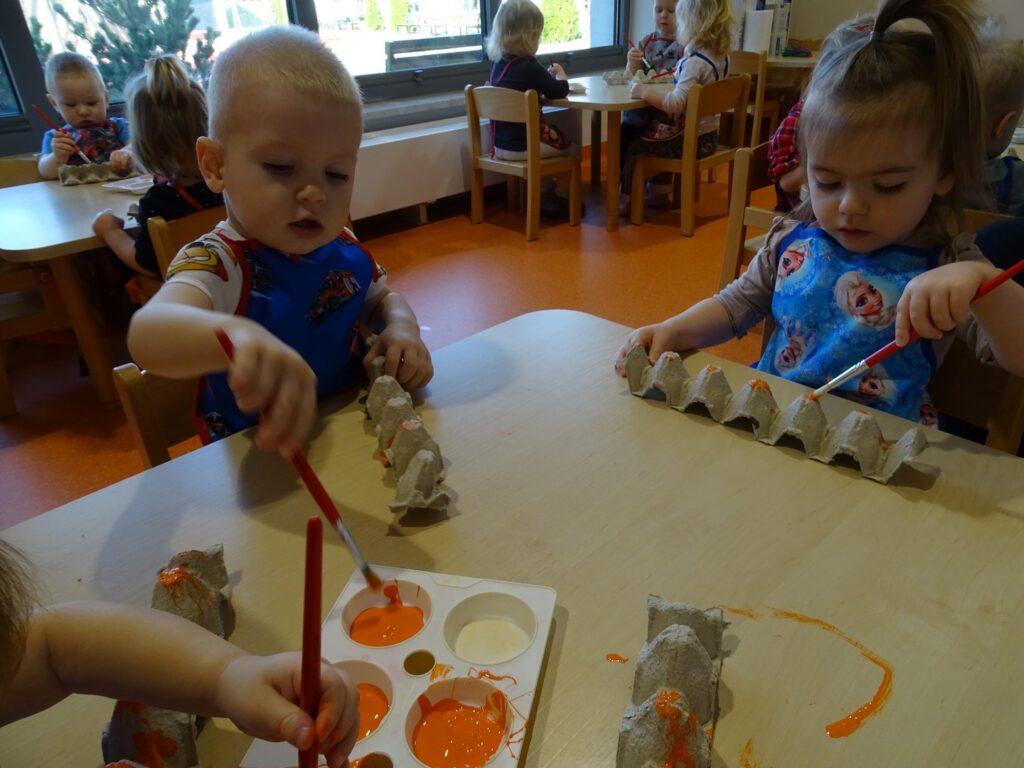 Dzieci malują pędzelkami