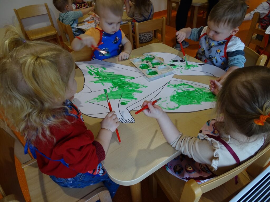 Dzieci malują pędzlami