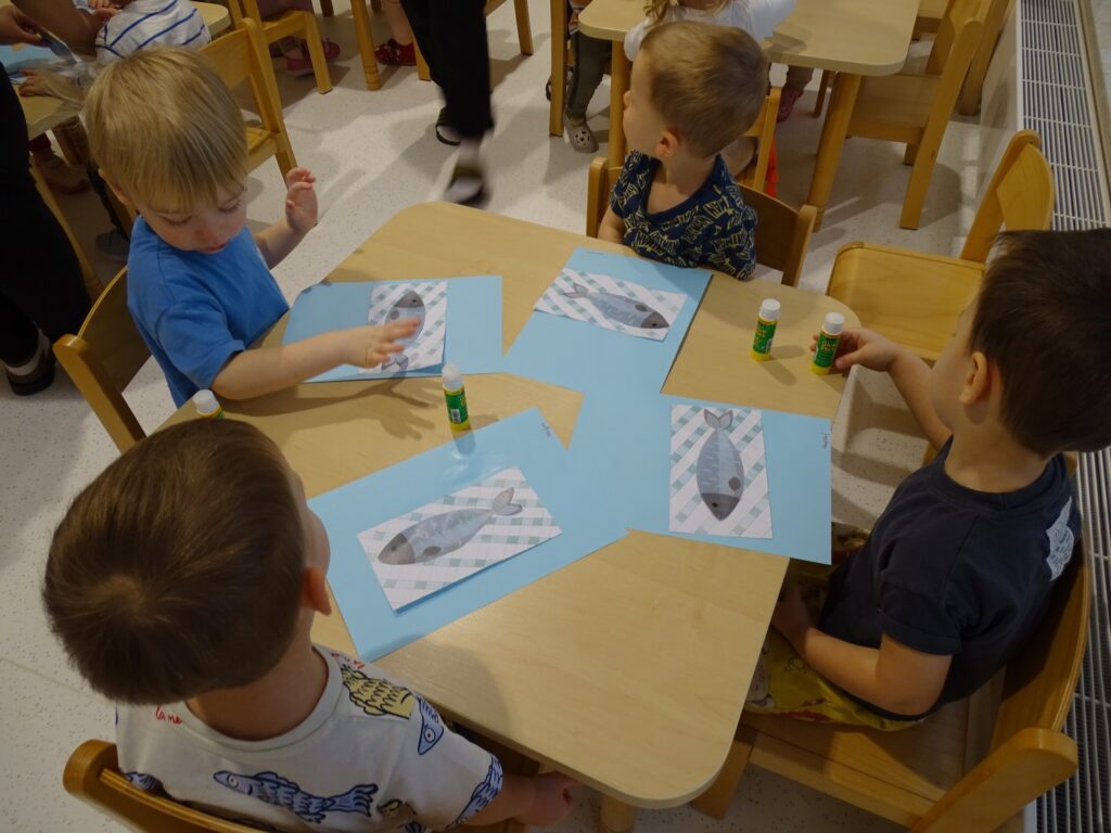 Dzieci nakleiły rybkę