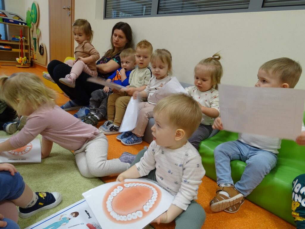 Dzieci oglądają karty pracy