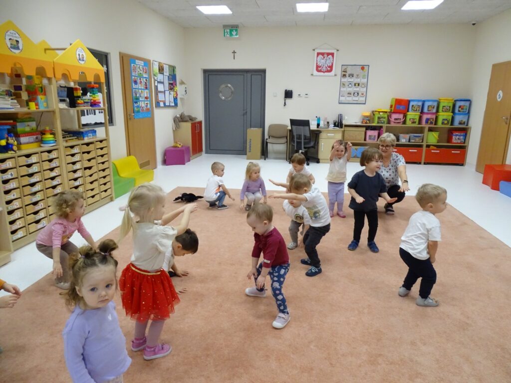 Dzieci robią przysiady