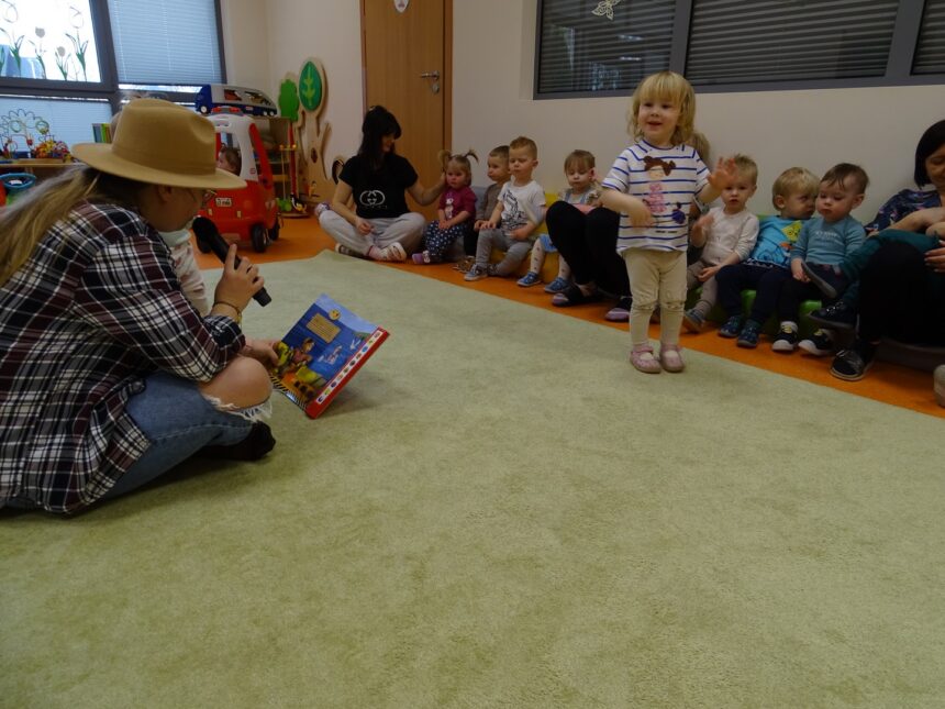 Dzieci słuchają bajkę