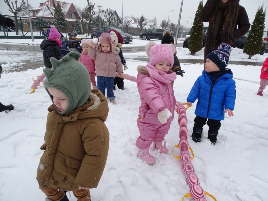 Dziewczynka trzyma węża