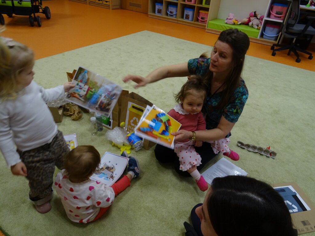 Opiekun przedstawia karty pracy