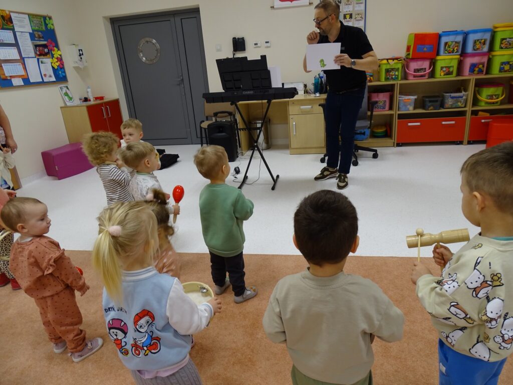 Pan pokazuje obrazek małego dinozaura