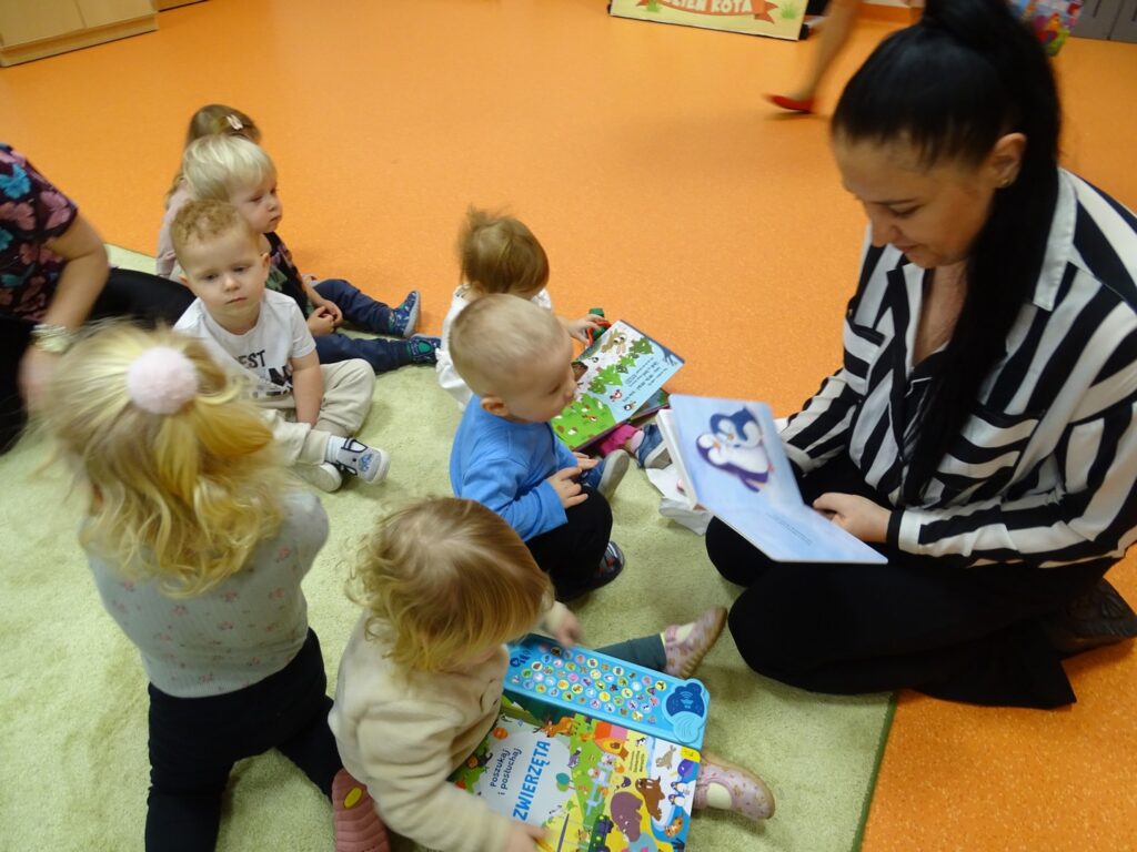 Pani czyta książkę