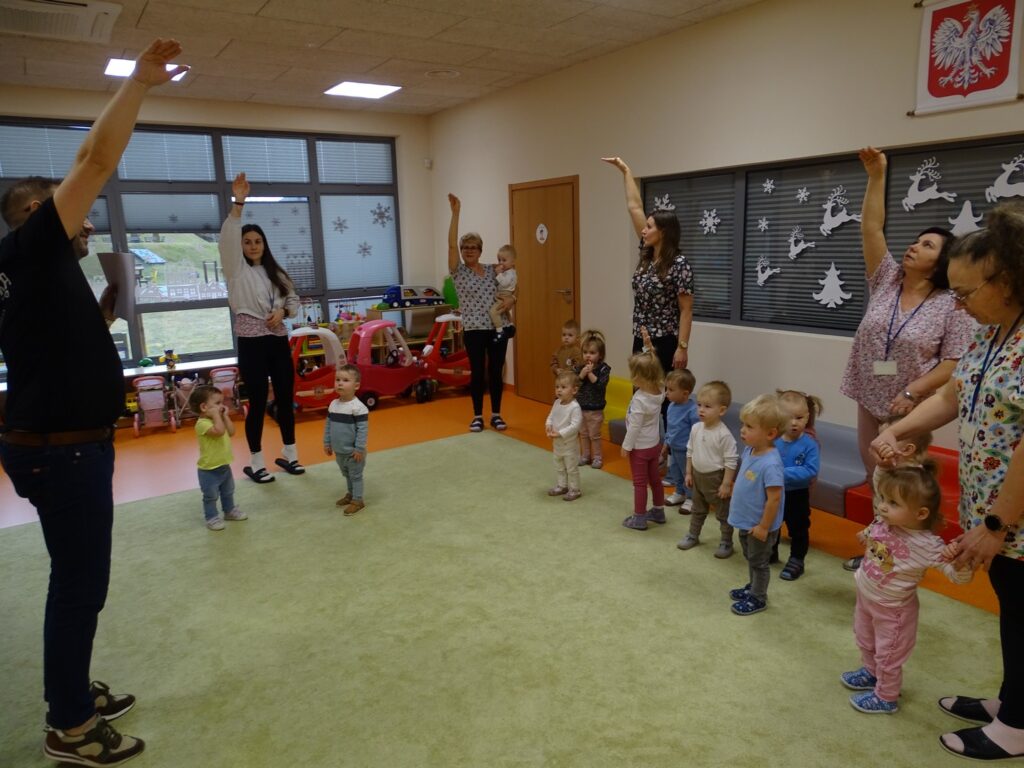 Wszyscy podnoszą rączkę do góry