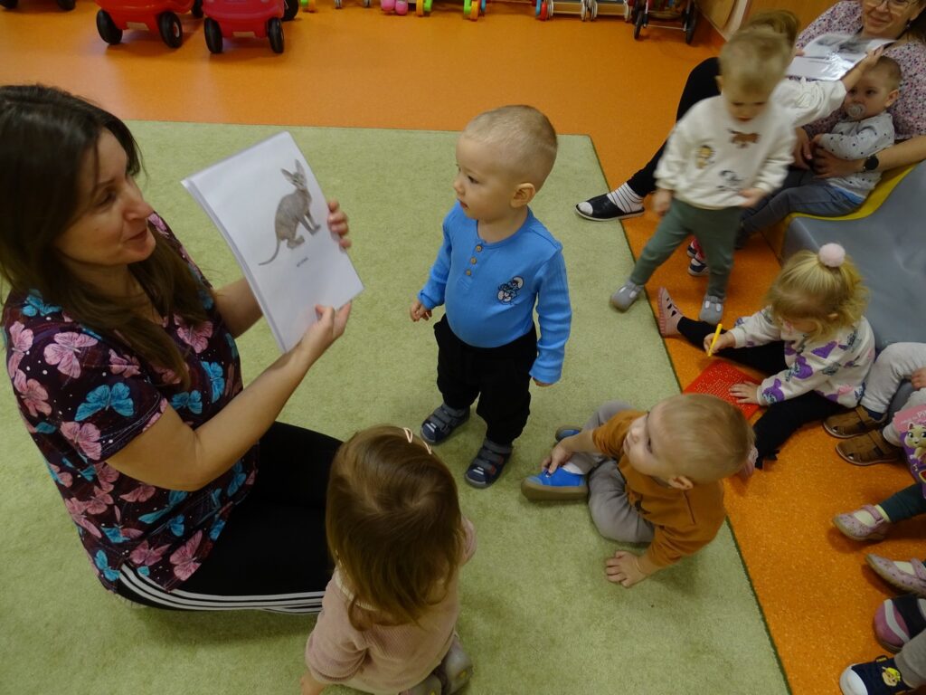 Chłopczyk patrzy na obrazek