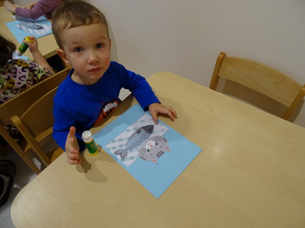 Chłopczyk robi pracę plastyczną