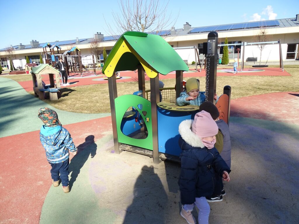 Dzieci bawią się na placu zabaw