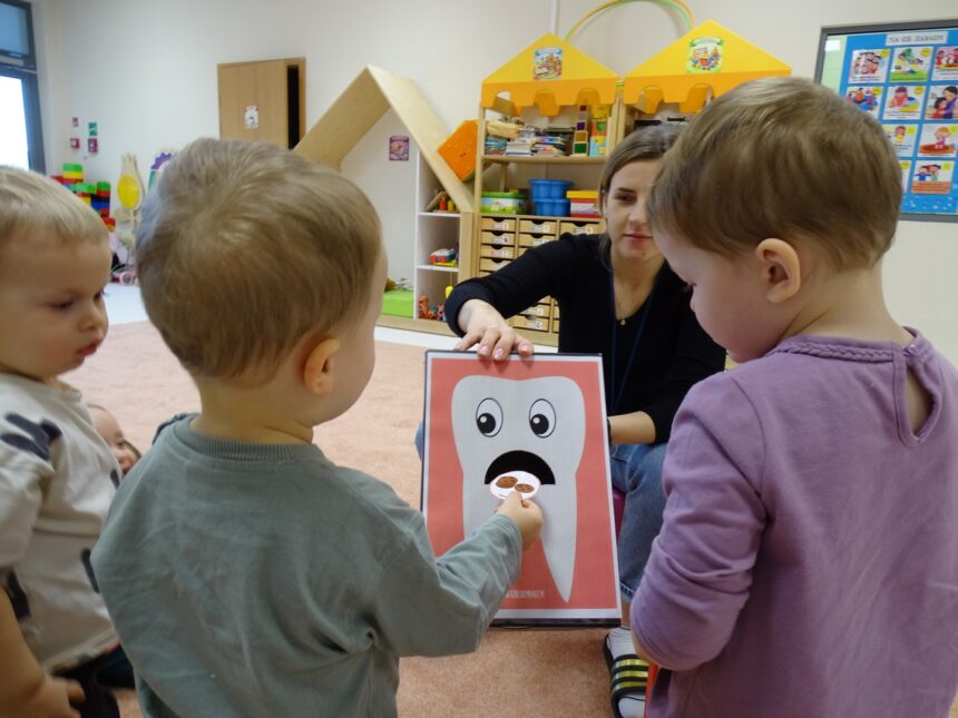 Dzieci karmią ząbka