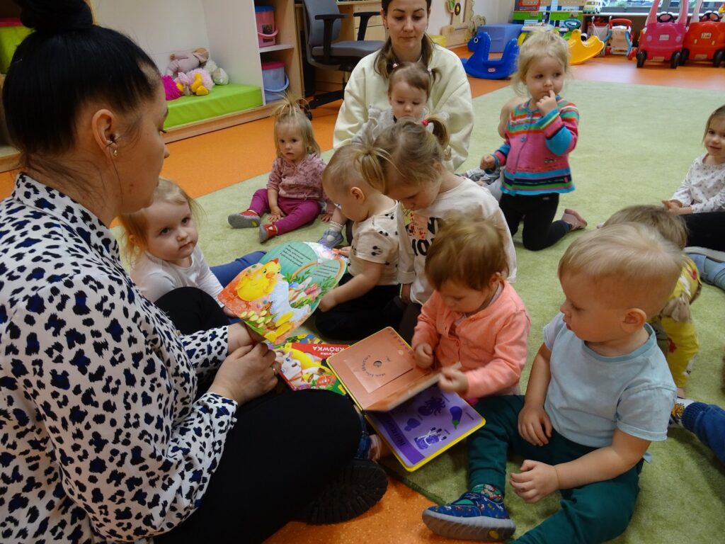 Dzieci oglądają książeczki