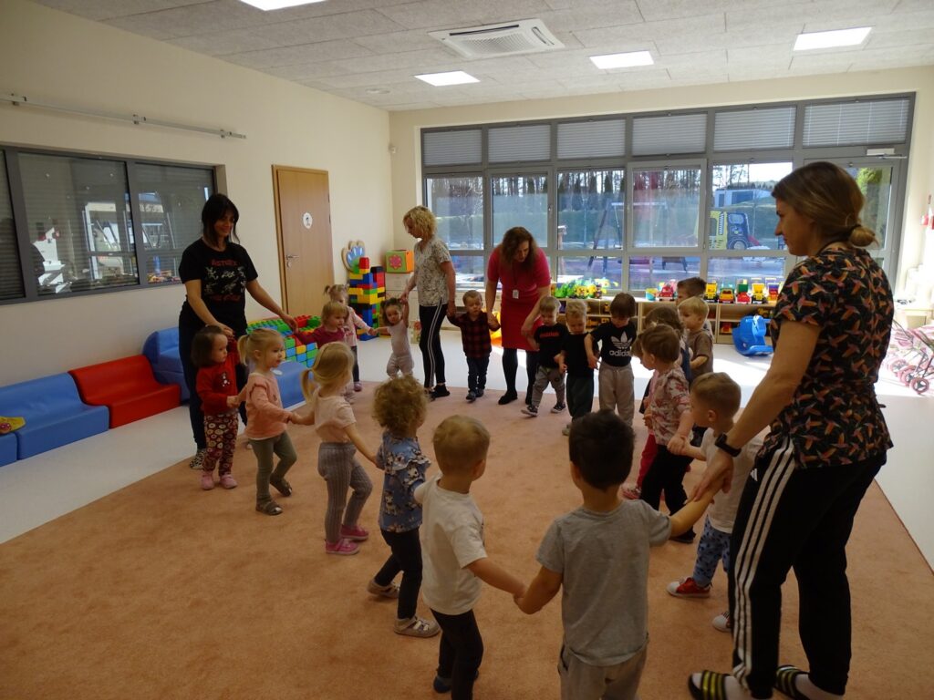 Dzieci tańczą w kółeczku