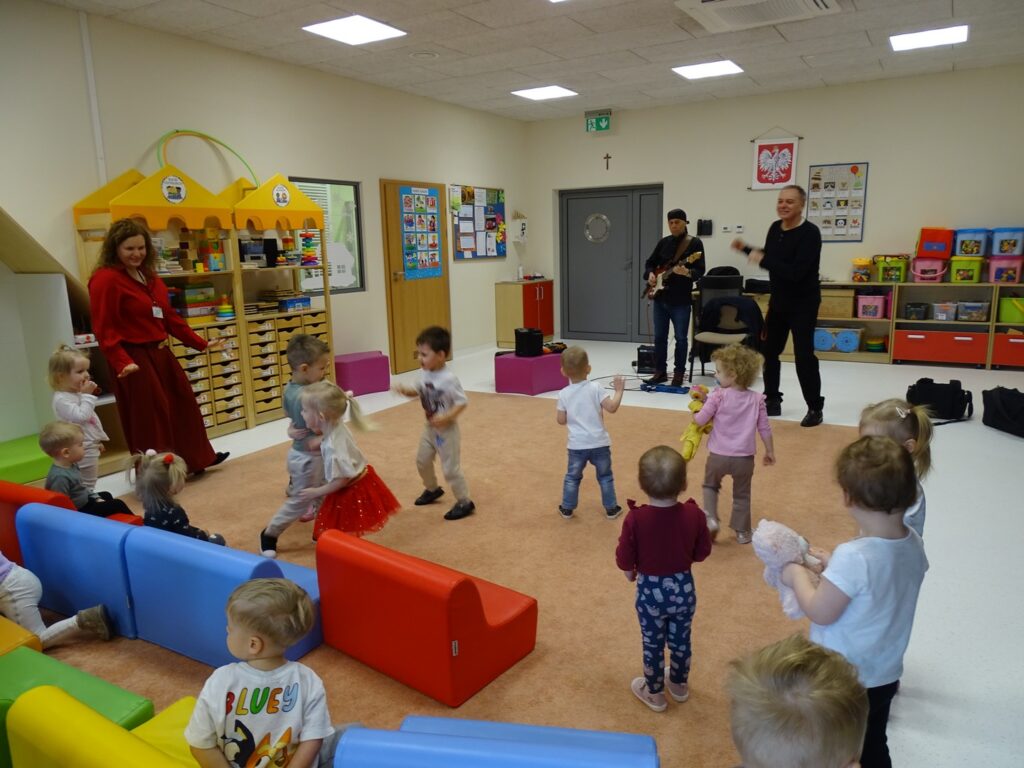 Dzieci tańczą w rytm muzyki