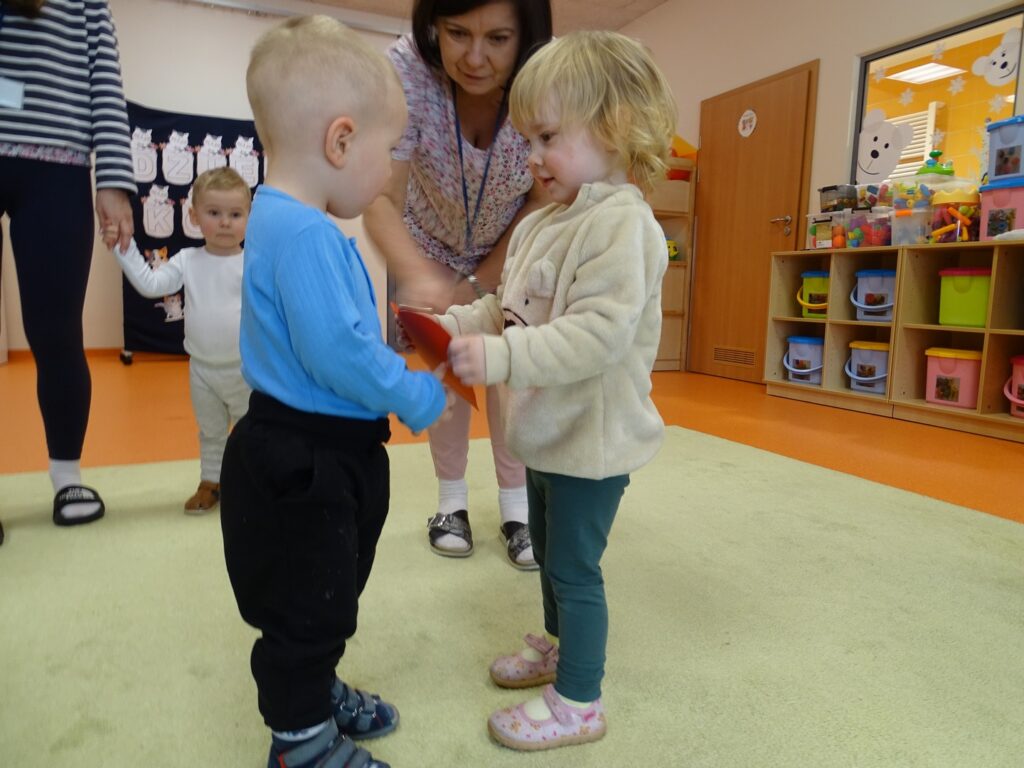 Dziewczynka daje papierowe serce