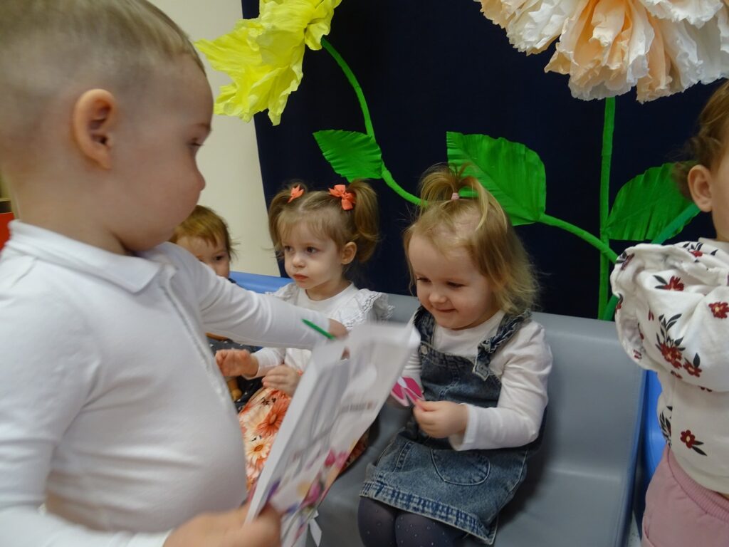 Dziewczynka otrzymuje prezent