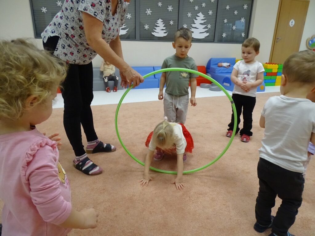 Dziewczynka przechodzi przez kółko