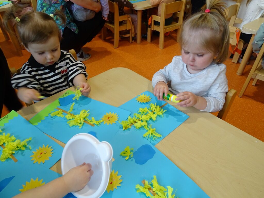 Dziewczynki przyklejają kwiatuszki