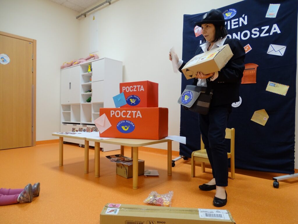 Listonosz pokazuje paczkę