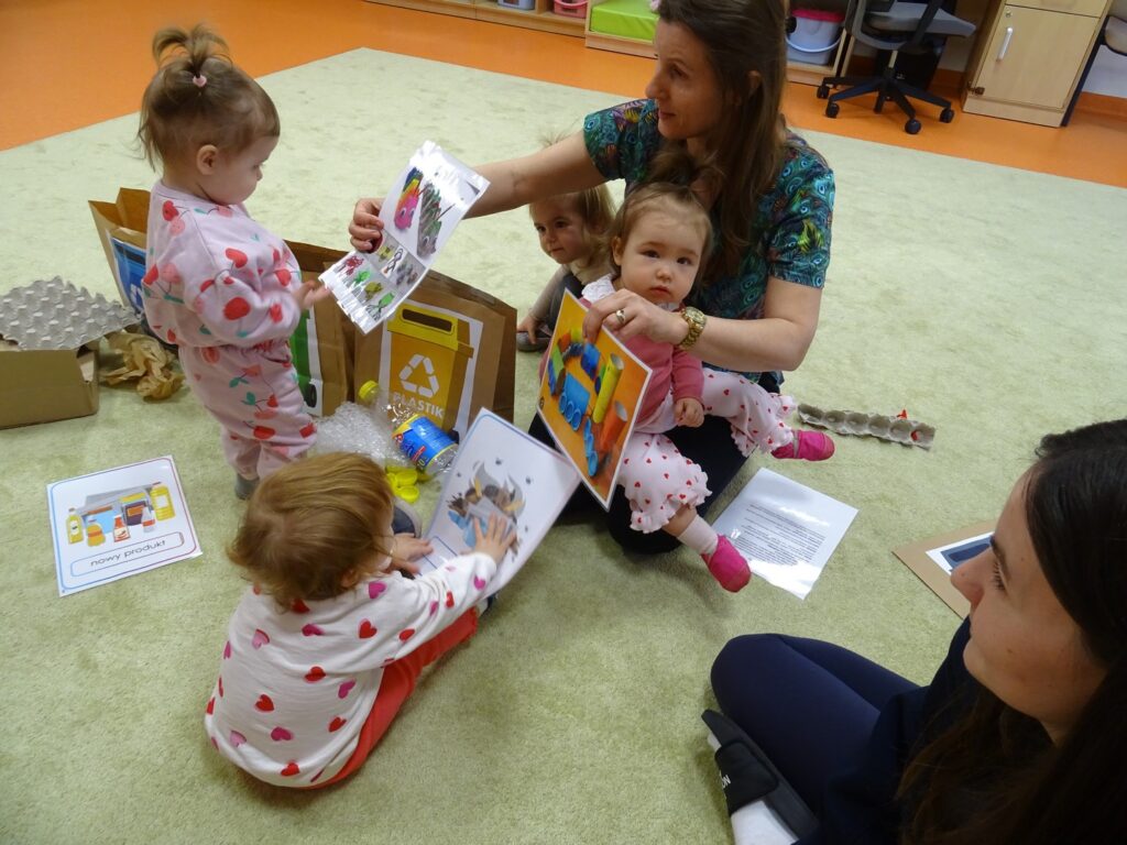 Opiekun pokazuje kartę pracy