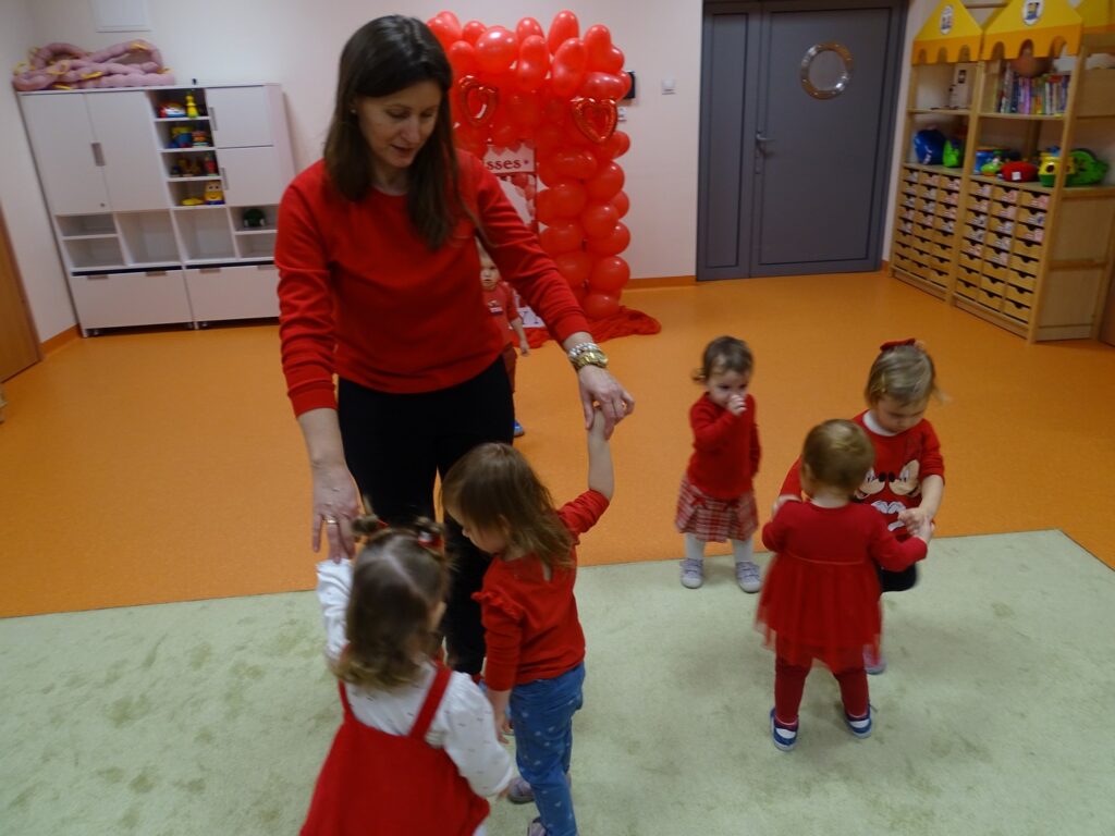 Opiekun tańczy z dziećmi