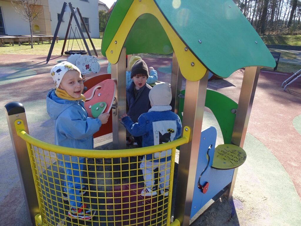 Chłopcy bawią się w domku