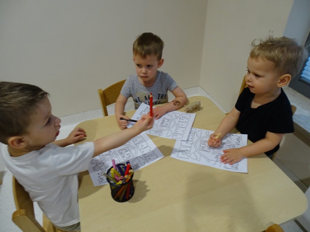 Chłopcy wybierają kolor kredki