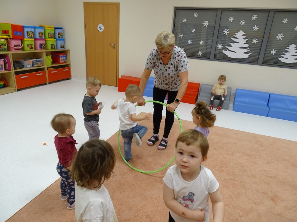 Chłopczyk przechodzi przez koło