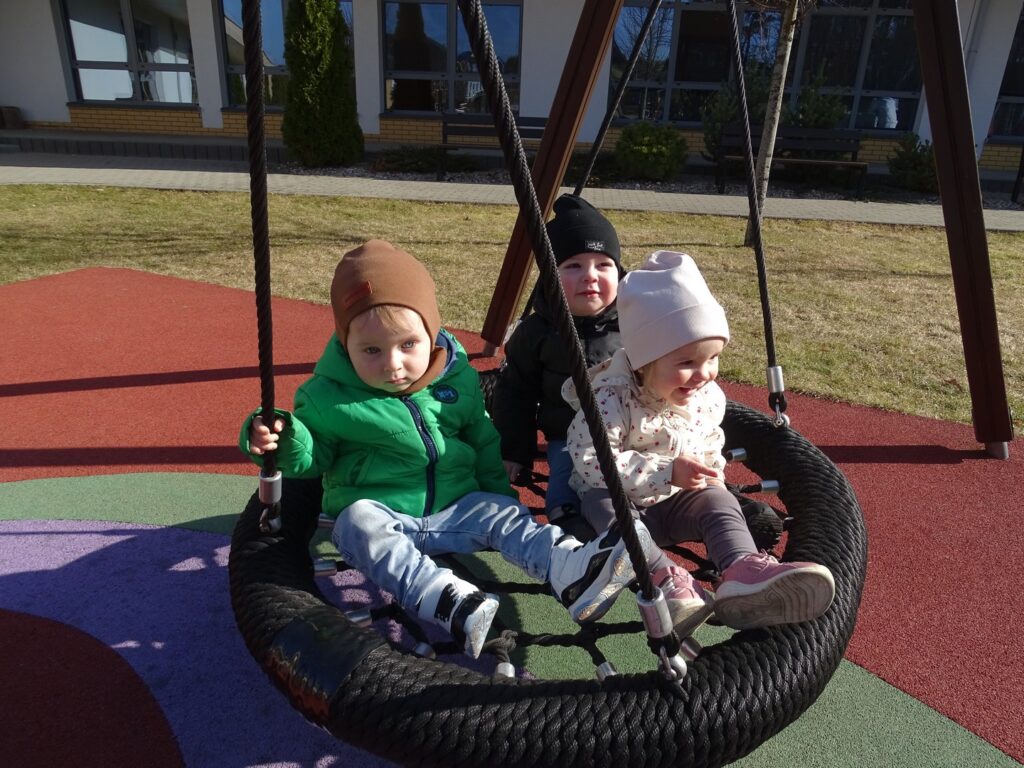 Dzieci na huśtawce