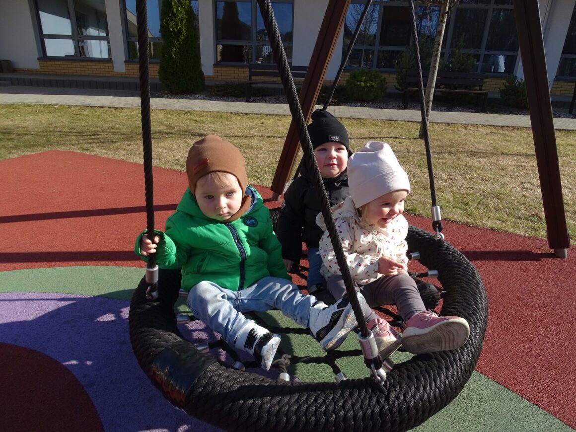 Dzieci na huśtawce