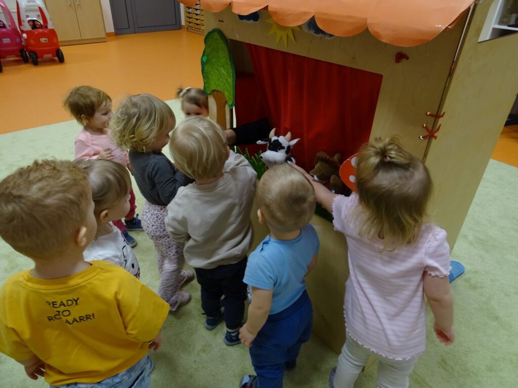 Dzieci oglądają kukiełki