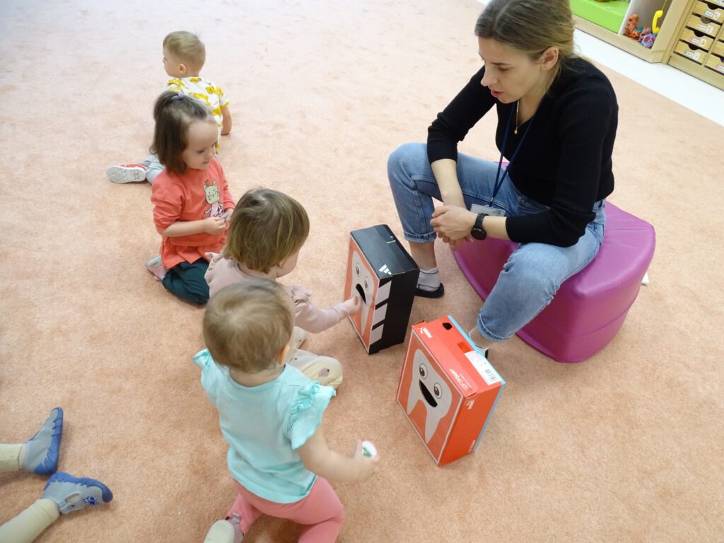 Dzieci wrzucają obrazki do pudełek