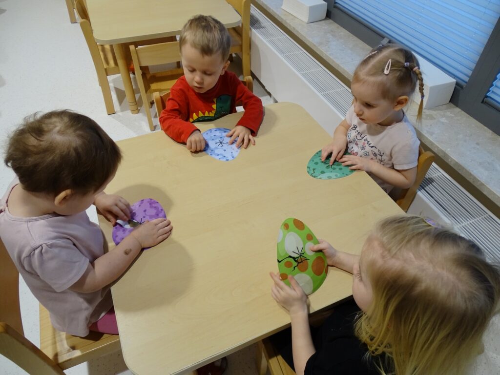 Dzieci wydzierają dinozaury