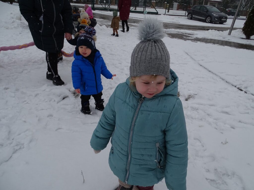 Dziewczynka na śniegu