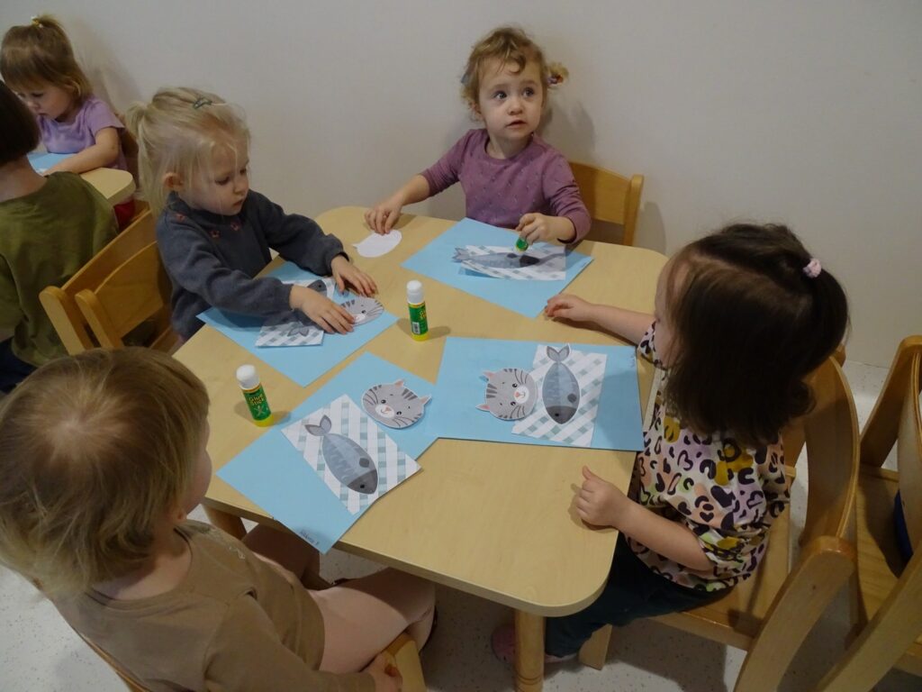 Dziewczynka nakleja kotka