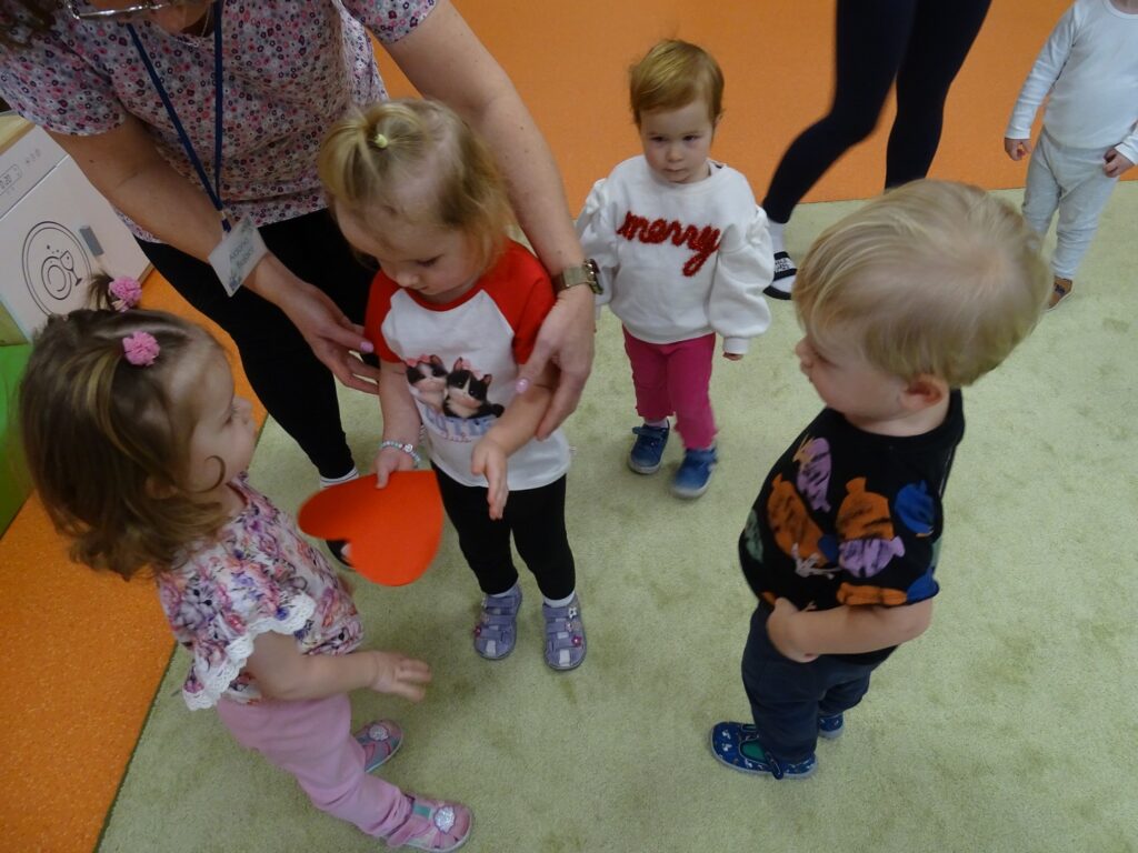 Dziewczynka wręcza czerwone serce