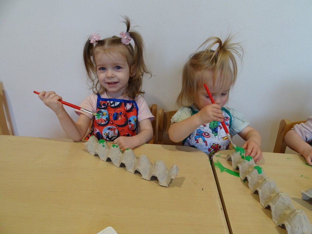Dziewczynki malują farbami