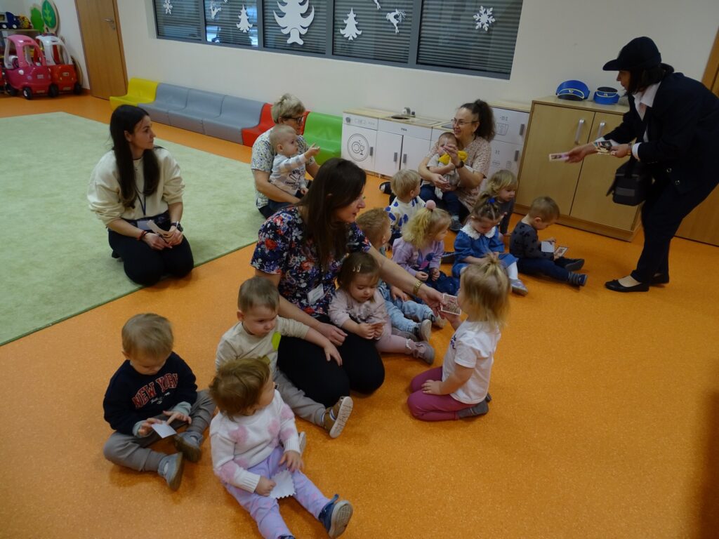 Listonosz rozdaje znaczki