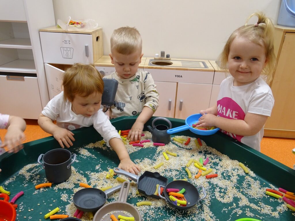 Naczynia kuchenne na stoliku