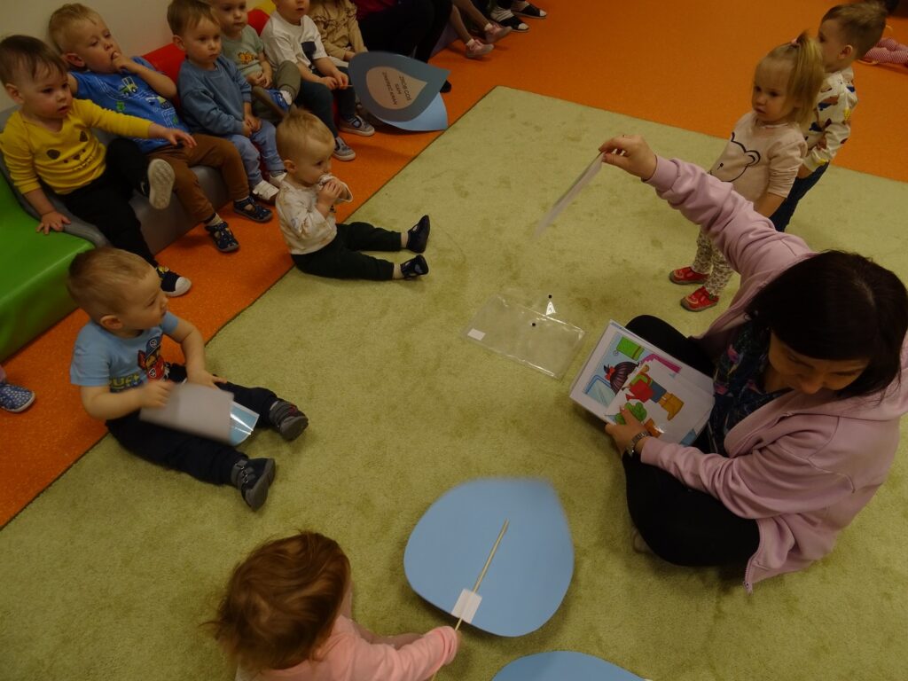 Opiekun przedstawia karty pracy