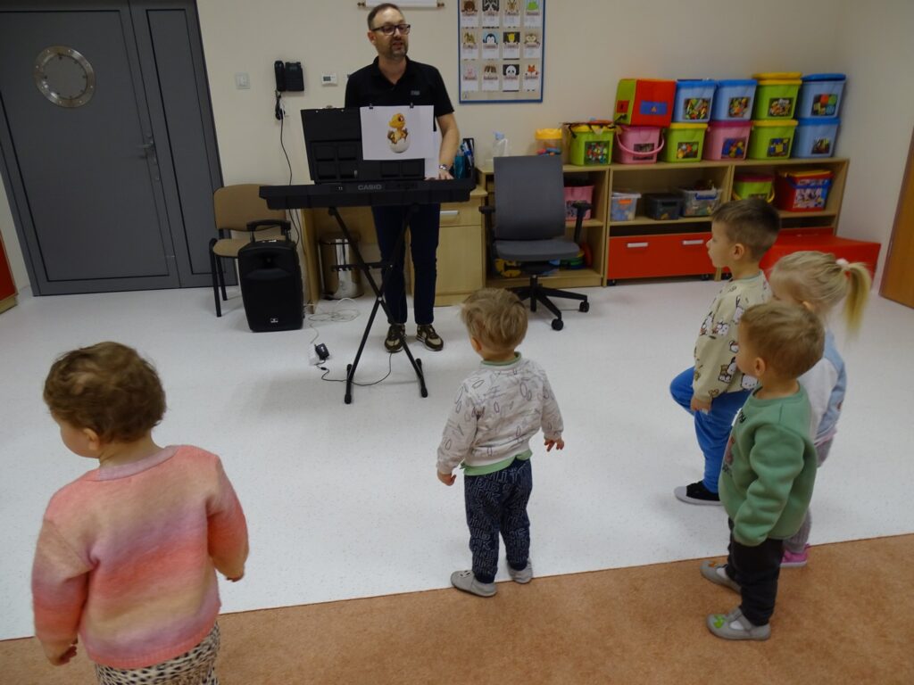 Pan pokazuje dinozaura w jajku