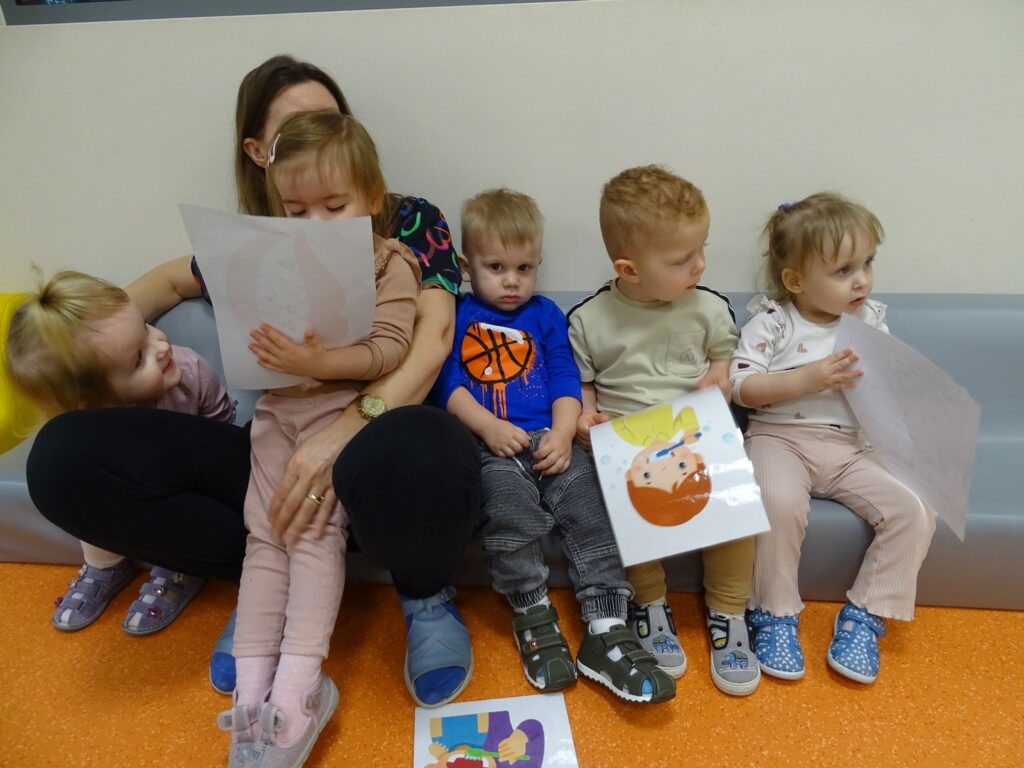 Wspólne oglądanie obrazków o dentyście