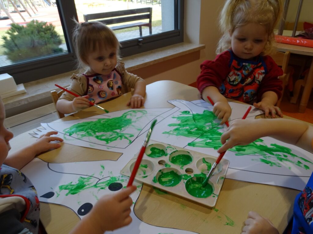 Zajęcia plastyczne z pędzlami