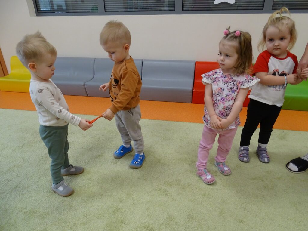 Chłopcy podają sobie serduszko