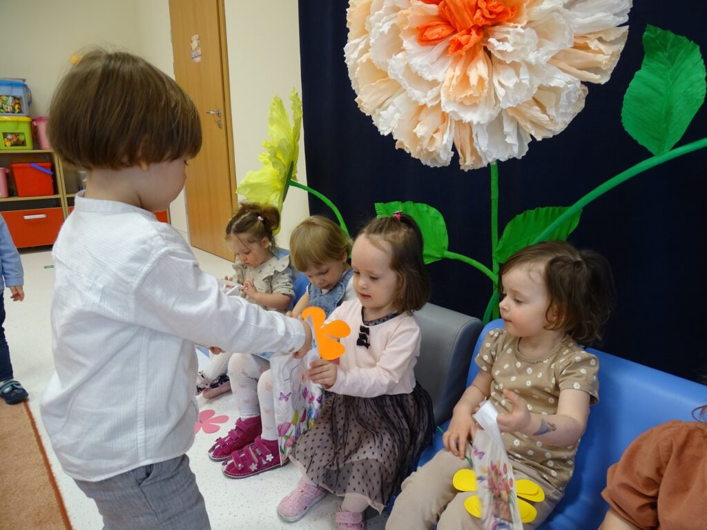 Chłopczyk wręcza dziewczynce prezent