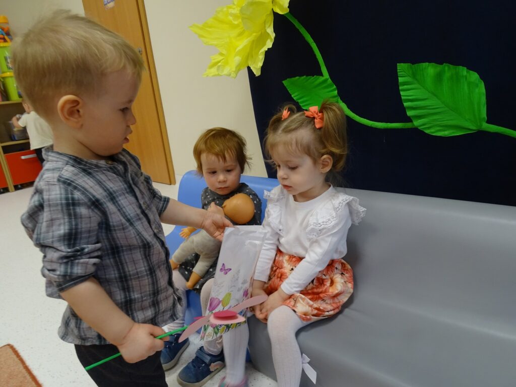 Chłopiec rozdaje prezenty