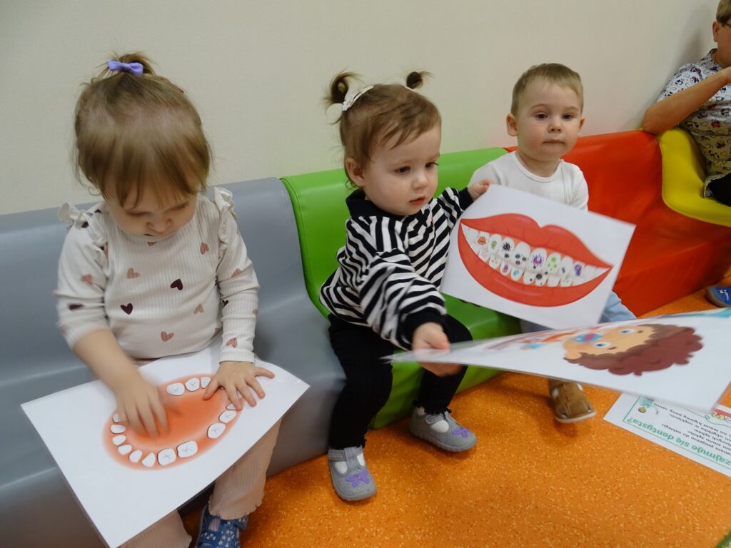 Dzieci i obrazki zębów