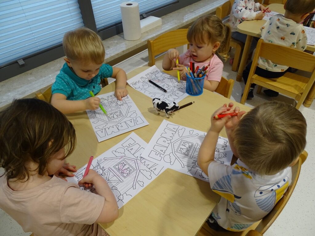 Dzieci malują obrazek